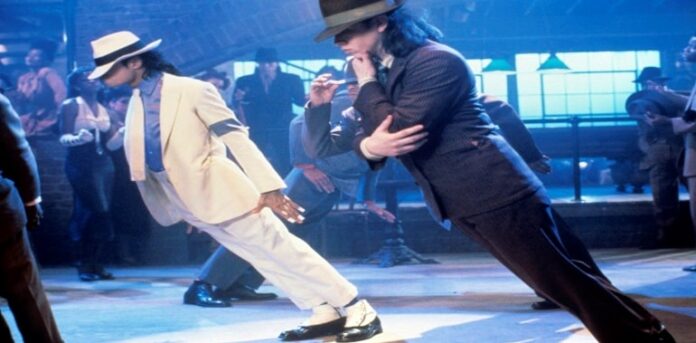 Michael Jackson'ın Öne Eğilirken Yaptığı Hareket Gerçek mi?
